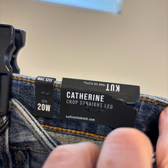 Kut from the Kloth Catherine Crop Straight Leg Jeans - Picture 4 of 10